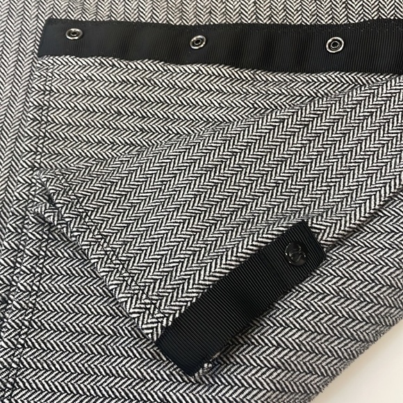 Lululemon Black and White Herringbone Vanessa Snap Scarf—Beautiful! EUC - Picture 2 of 5